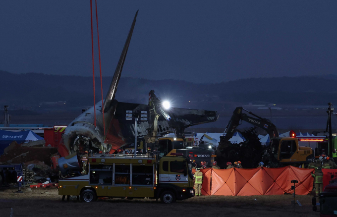 무안공항 제주항공 여객기 활주로 이탈 사고 소식이 전해지면서 정치권은 일제히 애도를 표했다. 사진은 29일 오전 9시3분께 전남 무안국제공항에서 181명이 탑승한 여객기가 추락해 소방대원들이 사고 수습 작업을 하고 있는 모습. /사진=뉴스1 