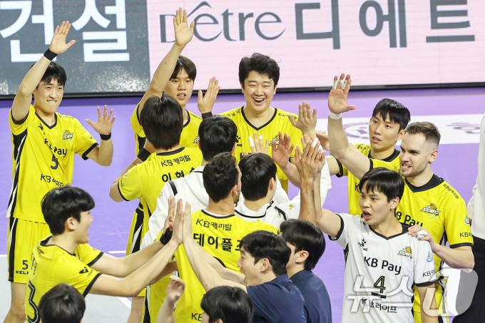 29일 오후 인천 계양체육관에서 열린 프로배구 '도드람 2024-2025 V-리그' 대한항공 점보스와 KB손해보험 스타즈의 경기에서 세트 스코어 3대2로 승리한 KB손해보험 선수들이 기뻐하고 있다. 2024.12.29/뉴스1 ⓒ News1 민경석 기자