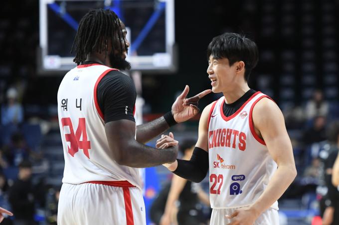 프로농구 서울 SK의 자밀 워니와 오재현. (KBL 제공)