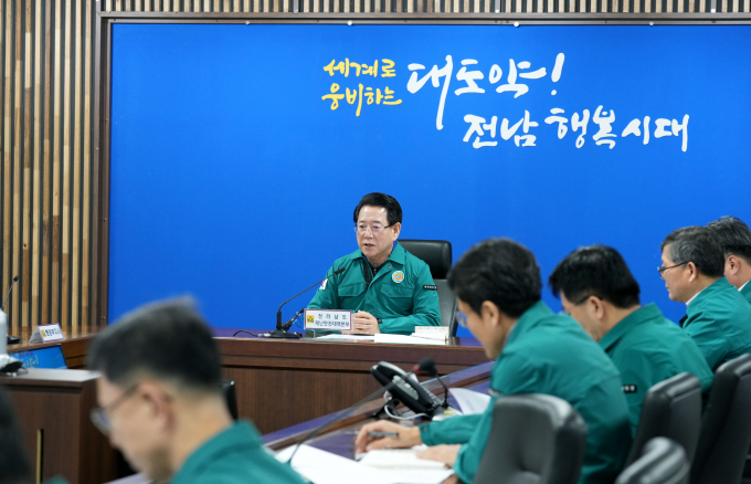 김영록 전라남도지사가 29일 도청 재난종합상황실에서 제주항공 여객기 추락사고 대책회의를 주재하고 있다./전남도