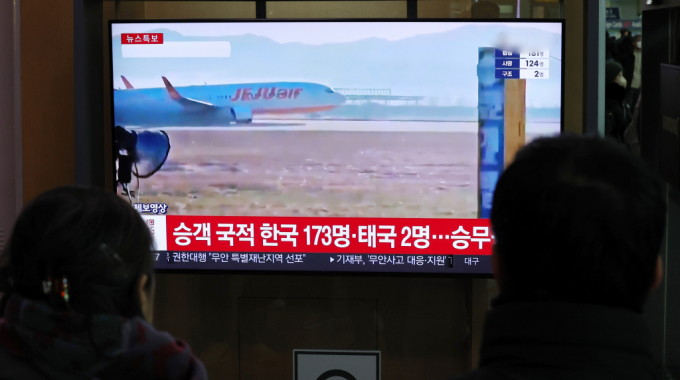 29일 무안공항에서 발생한 제주항공 여객기 사고 희생자에 태국인 2명도 포함된 것으로 파악됐다. 사진은 사고 관련 뉴스를 지켜보는 시민들. /사진=뉴스1