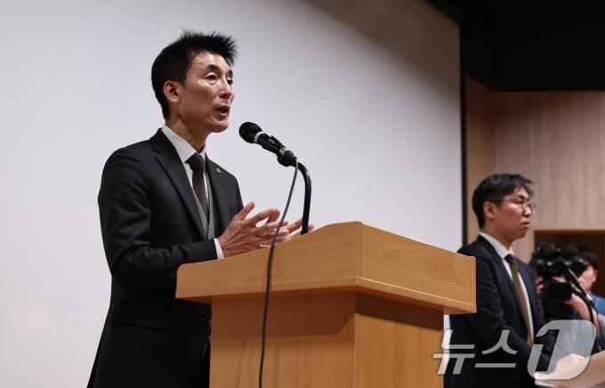 '12·3 비상계엄' 사태 핵심 피의자 김용현 전 국방부 장관 측의 변호인단인 이하상(왼쪽), 유승수 변호사가 26일 오전 서울 서초구 한국 컨퍼런스센터에서 기자회견을 열고, 김 전 장관의 입장을 전하고 있다. 2024.12.26/뉴스1 ⓒ News1 구윤성 기자