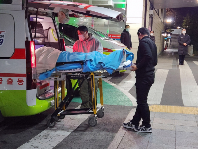 전남 무안공항에서 발생한 여객기 사고 생존자 중 1명인 20대 여성 승무원이 서울 송파구 아산병원으로 후송됐다. /사진=뉴스1