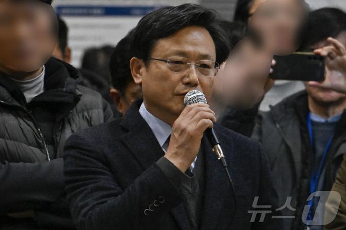 김이배 제주항공 대표이사가 29일 전남 무안군 무안국제공항에서 유가족들을 만나 사과하고 있다. (공동취재) 2024.12.29/뉴스1 ⓒ News1 김태성 기자