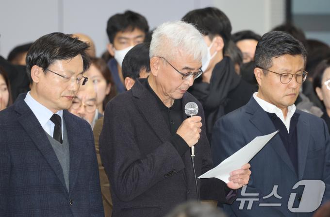 김이배 제주항공 대표 등 경영진이 29일 전남 무안군 무안국제공항에서 여객기 사고와 관련해 유가족들에게 사과하고 있다. (공동취재) 2024.12.29/뉴스1 ⓒ News1 김태성 기자