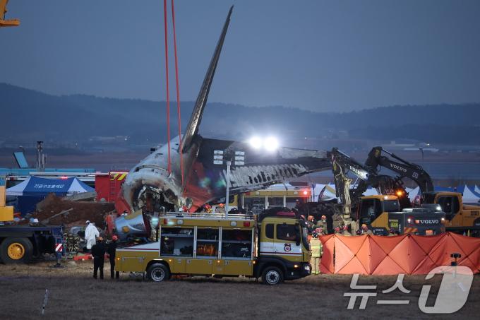 29일 오전 9시 3분께 전남 무안국제공항에서 181명이 탑승한 여객기가 추락해 소방대원들이 사고 수습 작업을 하고 있다. 사고가 난 항공기는 방콕발 제주항공 2216편으로, 랜딩기어 고장으로 동체 착륙하던 중 사고가 난 것으로 파악되고 있다. 소방당국은 긴급 브리핑을 열고 