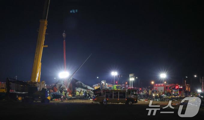 29일 오후 181명이 탑승한 제주항공 여객기가 추락한 전남 무안국제공항에서 소방대원들이 사고 수습 작업을 하고 있다. 사고가 난 항공기는 방콕을 출발해 이날 오전 9시 무안국제공항에 도착 예정이던 제주항공 2216편으로 사고 여객기는 랜딩기어 고장으로 동체 착륙하던 중 사고가 난 것으로 파악되고 있다. 소방당국은 긴급 브리핑을 열고 