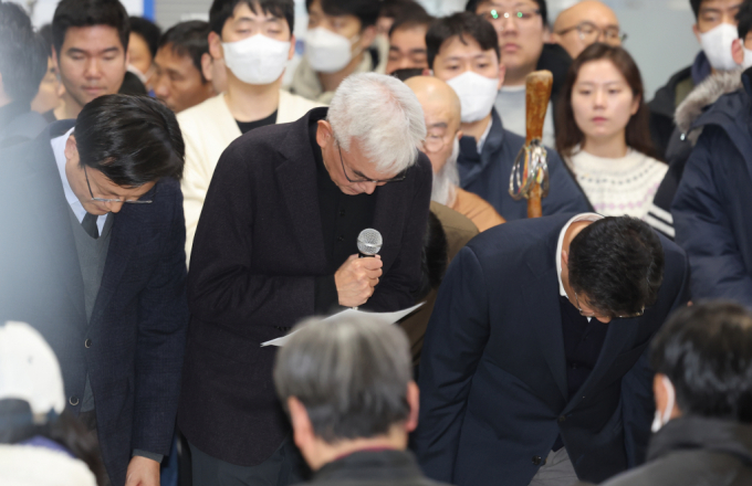 29일 장영신 애경그룹 회장이 전남 무안공항에서 발생한 제주항공 여객기 사고와 관련해 공식 사과했다. 이날 전남 무안국제공항에서 제주항공 사장등 관계자들이 여객기 추락 사고 유가족들에게 사죄하며 고개를 숙이고 있다.(공동취재) /사진=뉴시스