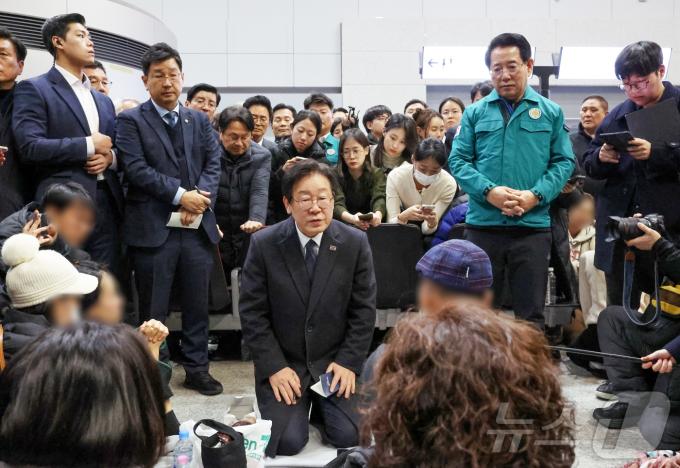 이재명 더불어민주당 대표가 29일 오후 전남 무안국제공항에서 제주항공 여객기 사고 탑승객 가족들을 위로하고 있다. (공동취재) 2024.12.29/뉴스1 ⓒ News1 김태성 기자