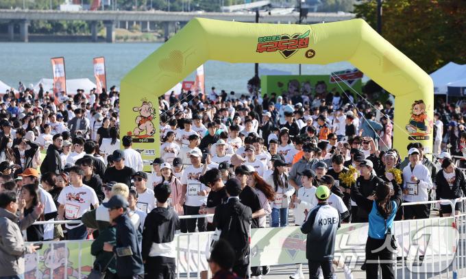 10월 서울 영등포구 여의도 한강공원 이벤트광장에서 '2024 멈추지 말고 두근두근런' 행사가 열리는 모습.  ⓒ News1 김진환 기자