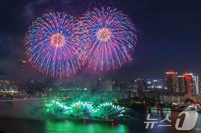 10월 서울 여의도 한강공원 일대에서 '2024 서울세계불꽃축제'가 진행되는 모습. ⓒ News1 민경석 기자