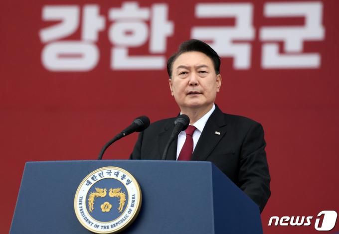 윤석열 대통령이 지난해 9월 26일 경기 성남시 서울공항에서 열린 건군 제75주년 국군의 날 기념식에서 기념사를 하고 있다. (대통령실 제공) 2023.9.26/뉴스1 ⓒ News1 오대일 기자