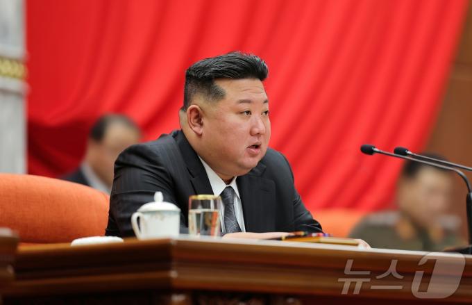 (평양 노동신문=뉴스1) = 북한 노동당 기관지 노동신문은 올해 성과를 총화하고 내년 계획을 수립하는 노동당 중앙위원회 8기 제11차 전원회의가 지난 23일부터 27일까지 열렸다고 보도했다. 김정은 당 총비서는 이번 회의에 참석해 '강령적인 결론'을 연설했다. [국내에서만 사용가능. 재배포 금지. DB 금지. For Use Only in the Republic of Korea. Redistribution Prohibited] rodongphoto@news1.kr