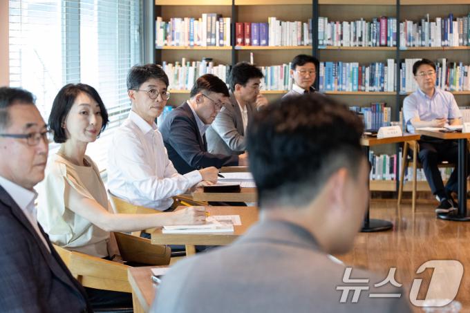 김완섭 환경부 장관이 서울 은평구 한국환경산업기술원에서 기후위기 대응을 위한 전문가 간담회를 하고 있다. (환경부 제공) 2024.8.26/뉴스1