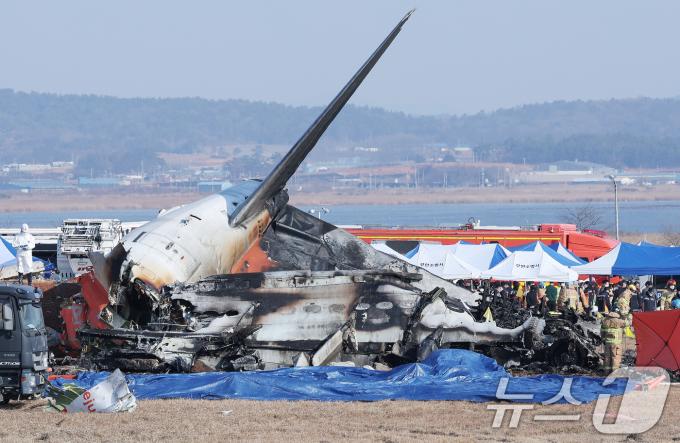 29일 오전 9시 3분께 전남 무안국제공항에서 181명이 탑승한 여객기가 추락해 소방대원들이 사고 수습 작업을 하고 있다. 2024.12.29/뉴스1 ⓒ News1 김성진 기자