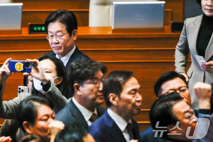 이재명 더불어민주당 대표가 27일 오후 서울 여의도 국회에서 열린 제420회국회(임시회) 제2차 본회의에서 한덕수 대통령 권한대행 겸 국무총리 탄핵안 의결에 권성동 국민의힘 당대표 권한대행 겸 원내대표와 의원들이 우원식 의장을 향해 항의하는 가운데 무기명 투표를 하고 있다. 2024.12.27/뉴스1 ⓒ News1 안은나 기자