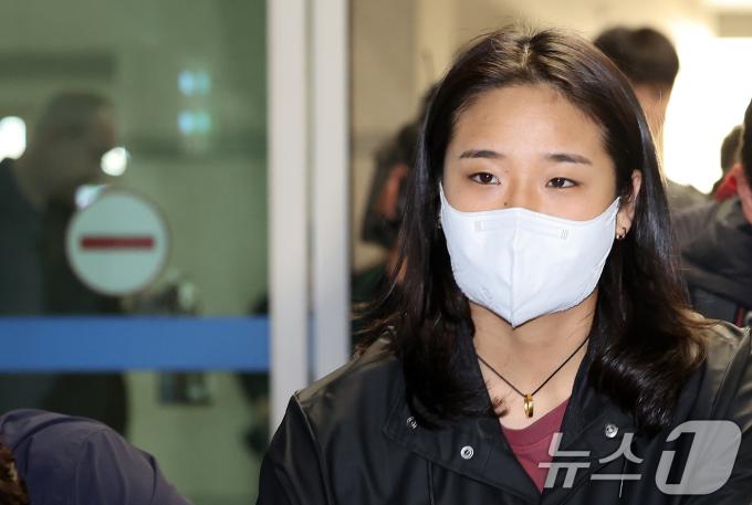 세계배드민턴연맹(BWF) 월드투어 슈퍼 750 덴마크오픈 여자 단식에서 준우승을 차지하며 세계 랭킹 1위 탈환에 성공한 배드민턴 국가대표팀 안세영이 22일 오후 인천국제공항 1터미널을 통해 귀국하고 있다. 2024.10.22/뉴스1 ⓒ News1 이동해 기자