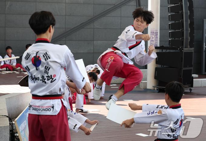 1일 서울 종로구 대학로 마로니에공원에서 열린 제23회 대학로 문화축제에서 태권도 시범단의 공연이 진행되고 있다. 2024.9.1/뉴스1 ⓒ News1 김성진 기자