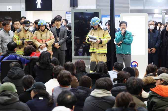 제주항공 여객기 폭발 사고의 유가족들이 모든 사망자의 신원 확인이 끝날 때까지 장례 절차를 멈추기로 했다. 전남 무안국제공항에서 국토부와 소방서 관계자들이 여객기 추락 사고 유가족들에게 현장 브리핑을 하는 모습./사진=뉴스1