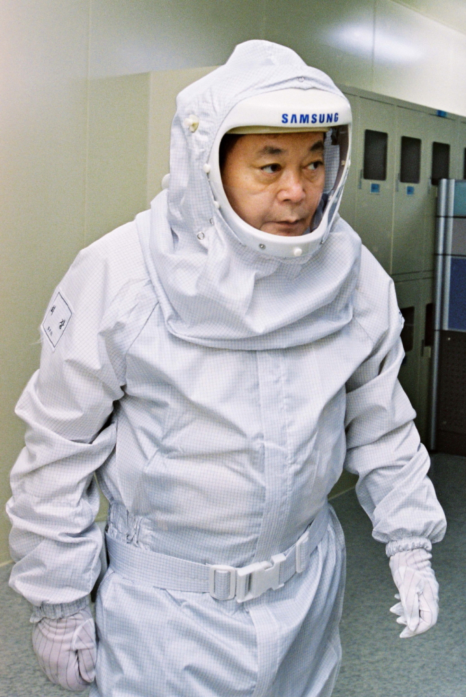 2004년 삼성전자 반도체 공장을 방문한 이건희 선대회장. / 사진=삼성전자