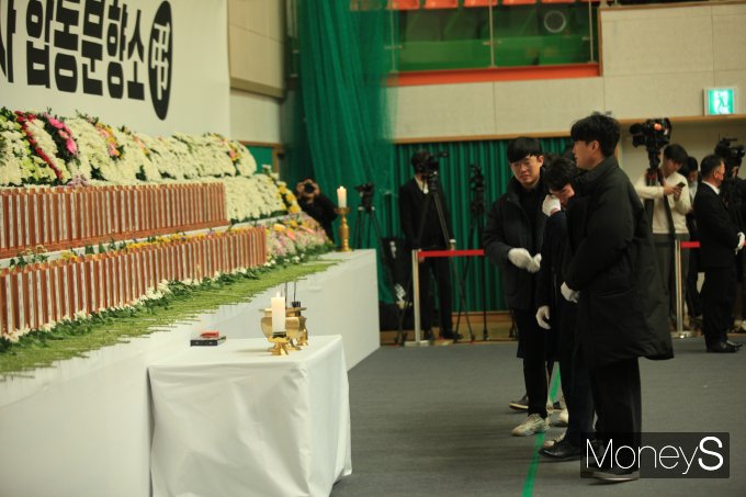 무안국제공항 인근 무안스포츠 파크에 마련된 제주항공 사고 희생자 합동분향소를 방문한 추모객이 분향 후 눈물을 훔치고 있다./홍기철기자