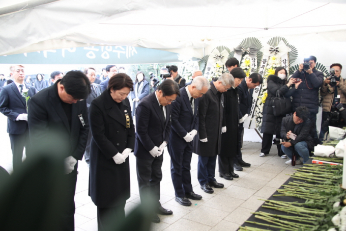 강기정 광주시장(왼쪽 세번째)과 지역 국회의원들이 30일 오후 광주 동구 5·18 민주광장에 마련된 제주항공 여객기 참사 희생자 합동분향소를 찾아 헌화·추모하고 있다.