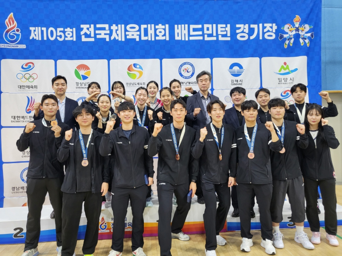 105회 전국체전에서 금, 은, 동메달을 획득한 김천시 배드민턴 선수단/사진제공=김천시