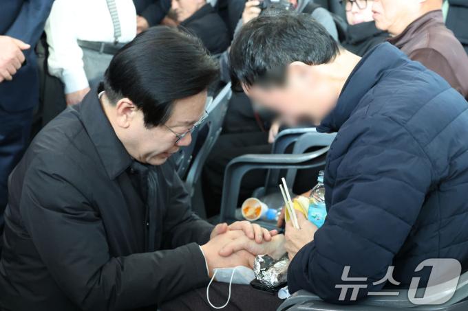 이재명 더불어민주당 대표가 30일 제주항공 여객기 참사가 일어난 전남 무안국제공항을 찾아 유가족을 위로하고 있다. (공동취재) 2024.12.30/뉴스1 ⓒ News1 김성진 기자