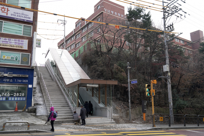 성남동초등학교 인근에 설치된 에스컬레이터 모습. / 사진제공=오산시   