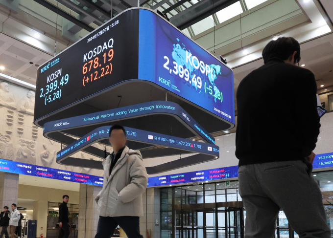  2024년 증시 폐장일인 30일 오후 서울 영등포구 여의도 한국거래소 전광판에 증시 종가가 표시되고 있다./사진=뉴스1