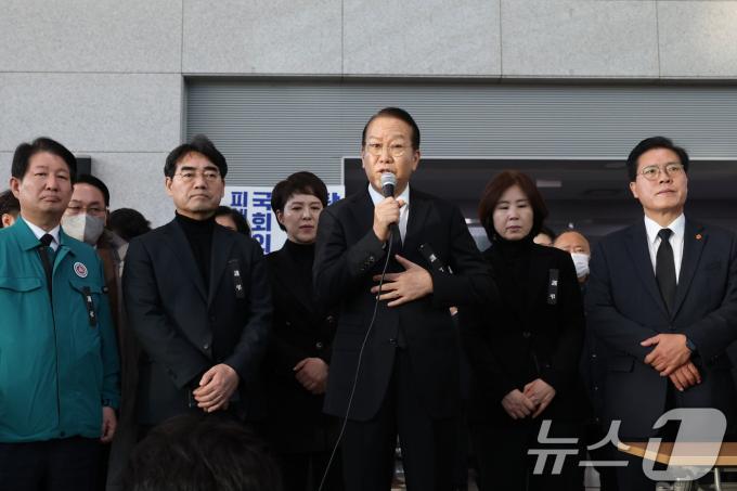권영세 국민의힘 비상대책위원장이 30일 제주항공 여객기 참사가 일어난 전남 무안국제공항을 찾아 유가족을 위로하고 있다. (공동취재) 2024.12.30/뉴스1 ⓒ News1 김성진 기자