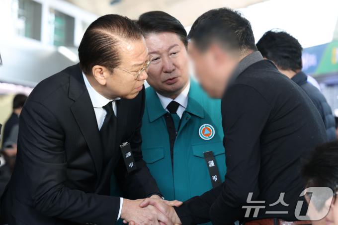권영세 국민의힘 비상대책위원장이 30일 제주항공 여객기 참사가 일어난 전남 무안국제공항을 찾아 유가족을 위로하고 있다. (공동취재) 2024.12.30/뉴스1 ⓒ News1 김성진 기자