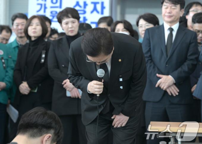 우원식 국회의장이 30일 전남 무안국제공항에서 제주항공 참사 피해자 유가족에게 고개 숙여 인사하고 있다. (공동취재) 2024.12.30/뉴스1 ⓒ News1 김성진 기자