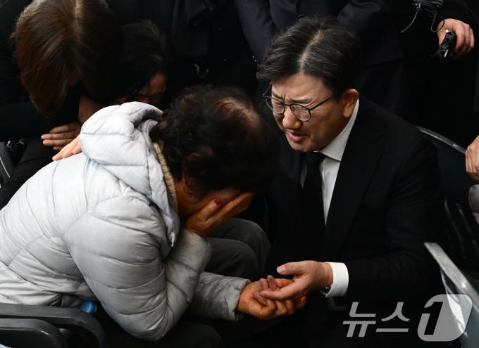 권성동 국민의힘 당대표 권한대행 겸 원내대표가 30일 오전 무안국제공항에서 제주항공 여객기 사고 탑승객 유가족들을 위로하고 있다. (공동취재) 2024.12.30/뉴스1 ⓒ News1 김성진 기자