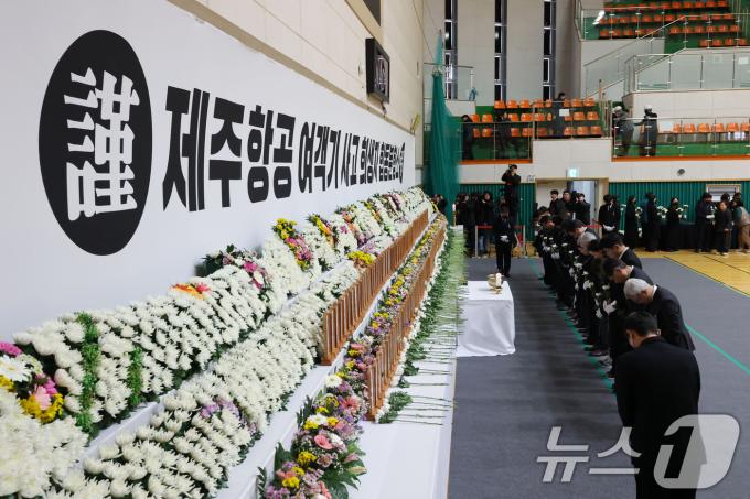 제주항공여객기참사 발생 이틀째인 30일 전남 무안 스포츠파크에 차려진 합동 분향소에서 조국혁신당이 조문하고 있다. (공동취재) 2024.12.30/뉴스1 ⓒ News1 김민지 기자
