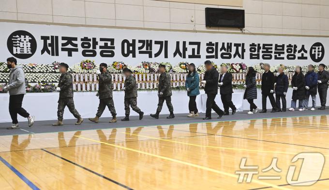 30일 전남 무안군 무안종합스포츠파크에 마련된 제주항공 여객기 사고 희생자 합동분향소에서 조문객들이 헌화하고 있다. (공동취재) 2024.12.30/뉴스1 ⓒ News1 김민지 기자