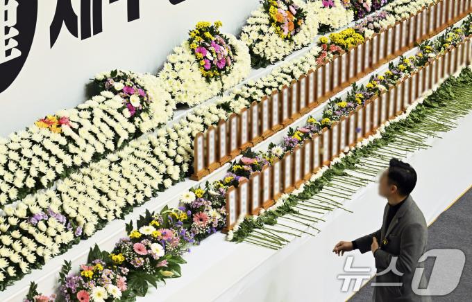 30일 전남 무안군 무안종합스포츠파크에 마련된 제주항공 여객기 사고 희생자 합동분향소에서 조문객이 희생자들의 명패를 바라보고 있다. (공동취재) 2024.12.30/뉴스1 ⓒ News1 김민지 기자
