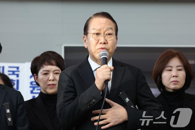 권영세 국민의힘 비상대책위원장이 30일 제주항공 여객기 참사가 일어난 전남 무안국제공항을 찾아 유가족을 위로하고 있다. (공동취재) 2024.12.30/뉴스1 ⓒ News1 김성진 기자