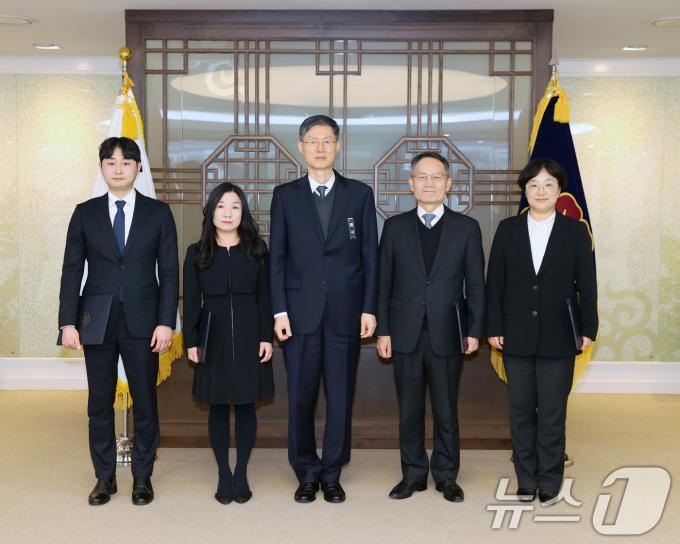 30일 오후 서울 종로구 헌법재판소에서 열린 '2024년 헌법재판소 모범국선대리인 표창장 수여식'에서 문형배 헌법재판소장 권한대행이 시상 후 기념촬영을 하고 있다. 왼쪽부터 김대현 변호사, 유현경 변호사, 문 권한대행, 한위수 변호사, 최수진 변호사.(헌법재판소 제공) 2024.12.30/뉴스1