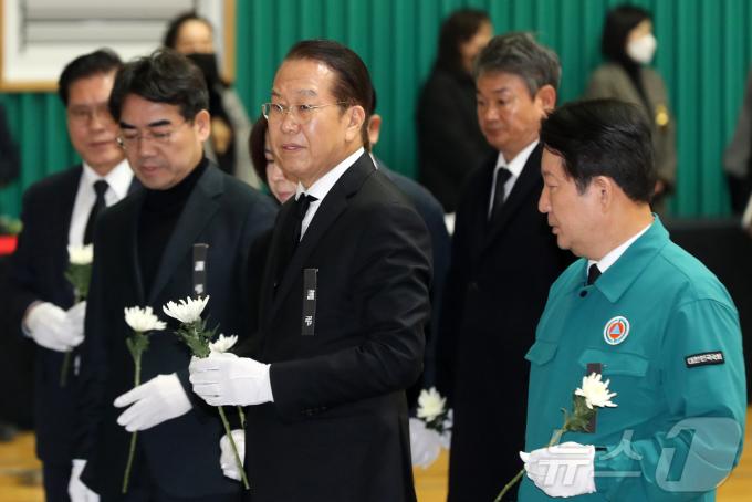 권영세 국민의힘 비상대책위원장과 소속 의원들이 30일 오후 전남 무안군 무안종합스포츠파크에 마련된 제주항공 여객기 사고 희생자 합동분향소에서 조문을 하고 있다. (공동취재) 2024.12.30/뉴스1 ⓒ News1 김민지 기자