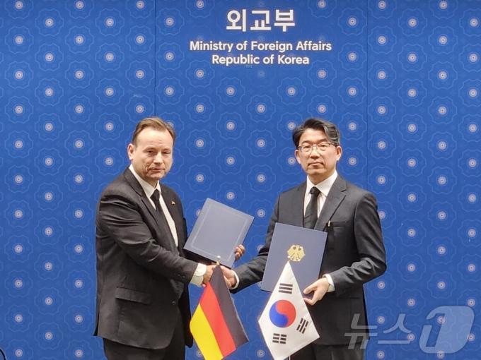 윤주석 영사안전국장은 30일 오후 서울 외교부 청사에서 게오르크 빌프리트 슈미트 주한 독일 대사와 '한-독일 워킹홀리데이 공동성명' 개정 각서를 교환했다. 2024.12.30.