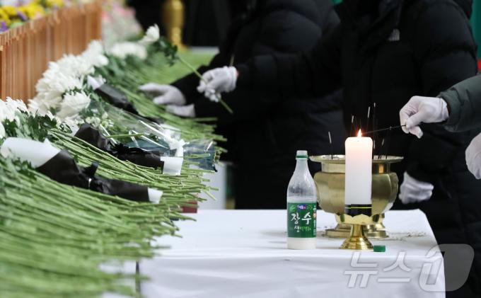 30일 오후 전남 무안군 무안종합스포츠파크에 마련된 제주항공 여객기 사고 희생자 합동분향소에서 조문객들이 조문을 하고 있다. (공동취재) 2024.12.30/뉴스1 ⓒ News1 김민지 기자