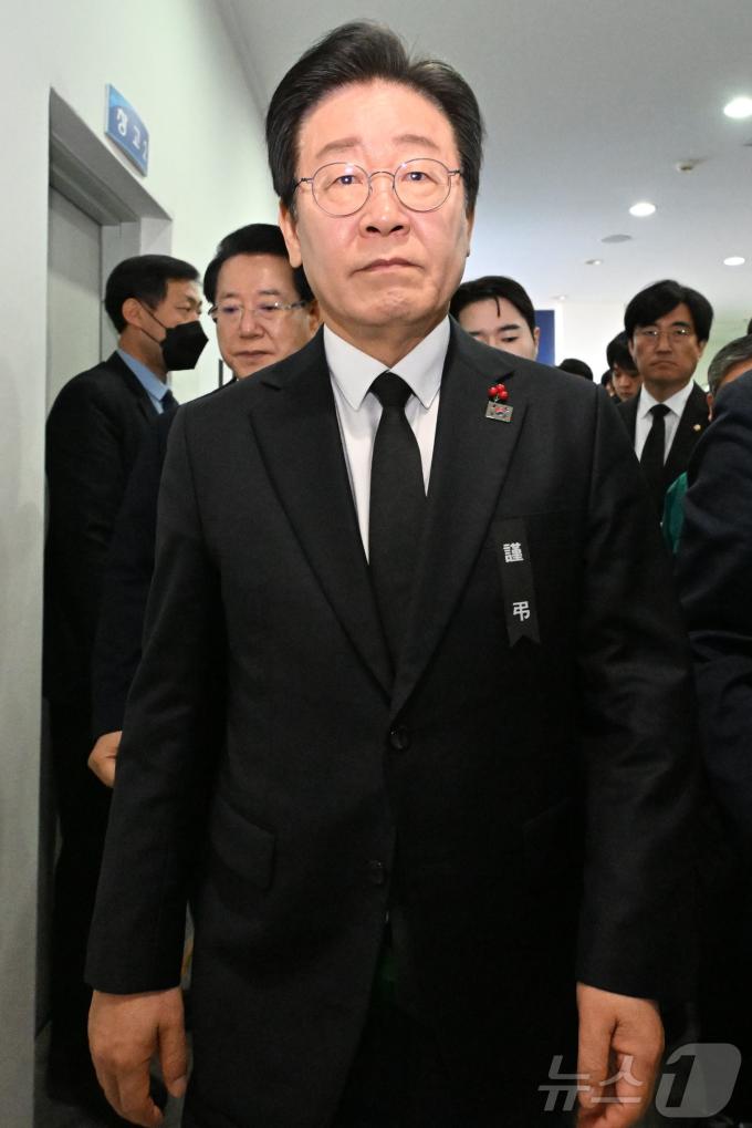 이재명 더불어민주당 대표가 30일 전남 무안군 무안종합스포츠파크에 마련된 제주항공 여객기 사고 희생자 합동분향소를 찾아 헌화·묵념을 마치고 이동하고 있다. (공동취재) 2024.12.30/뉴스1 ⓒ News1 김민지 기자