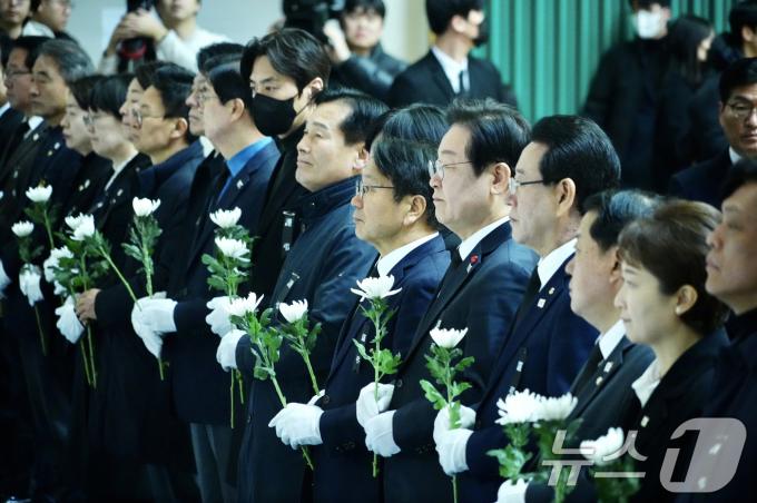 강기정 광주시장이 30일 오전 전남 무안군 무안종합스포츠파크에 마련된 ‘제주항공 여객기 참사 합동분향소’에서 이재명 더불어민주당 대표 등 민주당 지도부들과 함께 참배하고 있다.(광주시 제공)2024.12.30/뉴스1 ⓒ News1 박준배 기자