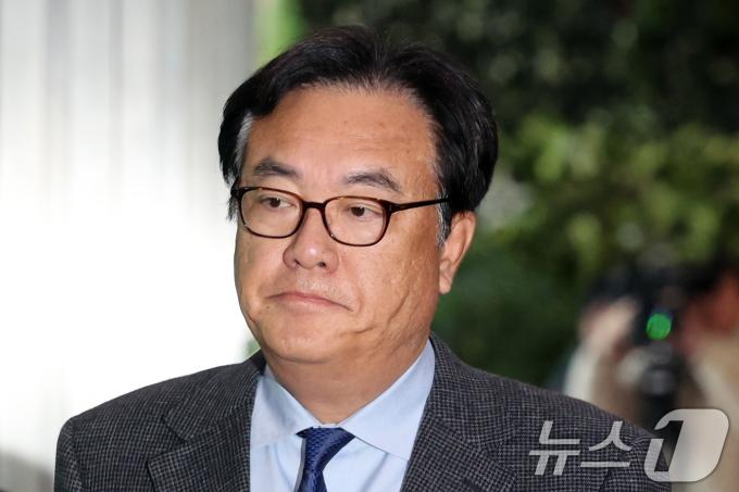 정진석 대통령실 비서실장이 지난 15일 오전 서울 종로구 정부서울청사에서 한덕수 대통령 권한대행 겸 국무총리를 만나 업무조정 협의 후 청사를 나서고 있다. /뉴스1 ⓒ News1 황기선 기자