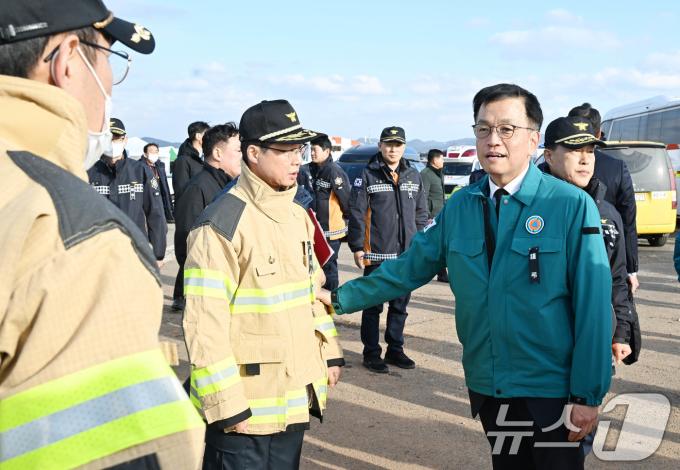 최상목 대통령 권한대행 부총리 겸 기획재정부 장관이 30일 전남 무안공항 제주항공 여객기 사고 현장에서 구조대원들을 격려하고 있다. (기획재정부 제공) 2024.12.30/뉴스1