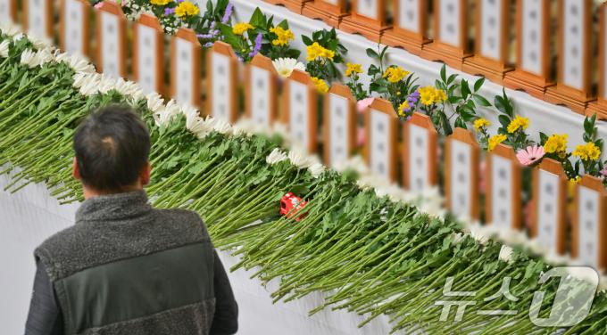 30일 오후 전남 무안군 무안종합스포츠파크에 마련된 제주항공 여객기 사고 희생자 합동분향소에서 조문객들이 조문하고 있는 가운데 한 어린이가 두고간 장난감이 놓여있다. (공동취재) 2024.12.30/뉴스1 ⓒ News1 김민지 기자