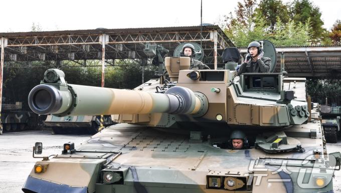 'K2전차 기본과정'에 참가한 폴란드군 교육생(왼쪽)이 K2전차 운용 노하우를 교육 받고 있다.<자료사진> (육군 제공) 2024.11.22/뉴스1