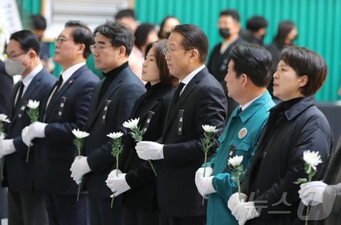 권영세 국민의힘 비상대책위원장이 30일 오후 전남 무안군 무안종합스포츠파크에 마련된 제주항공 여객기 사고 희생자 합동분향소에서 조문을 하고 있다. (공동취재) 2024.12.30 ⓒ News1 김민지 기자