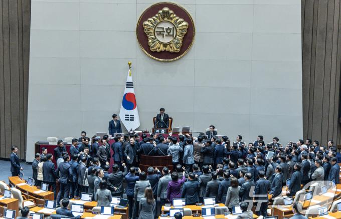 권성동 국민의힘 당 대표 권한대행 겸 원내대표와 의원들이 27일 오후 서울 여의도 국회에서 열린 제420회국회(임시회) 제2차 본회의에서 우원식 국회의장을 향해 한덕수 대통령 권한대행 국무총리 탄핵소추안 의결 관련 항의하고 있다. 2024.12.27/뉴스1 ⓒ News1 이재명 기자
